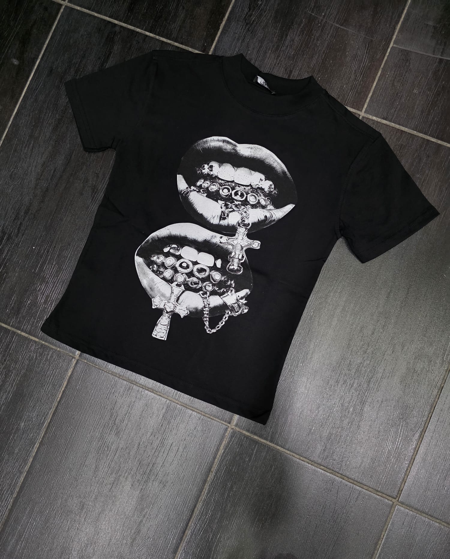 T-SHIRT MOD BOCCHE CROCI
