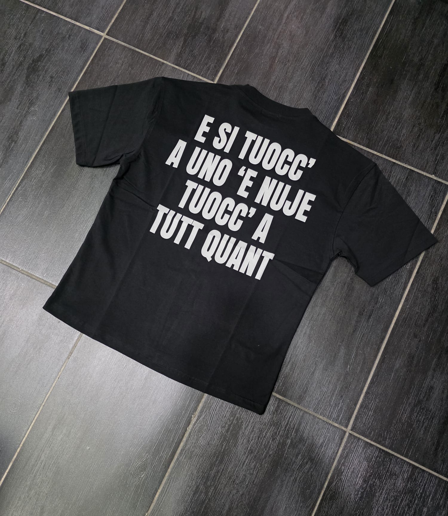T-Shirt mod E SI TUOCC A UN E NUJE